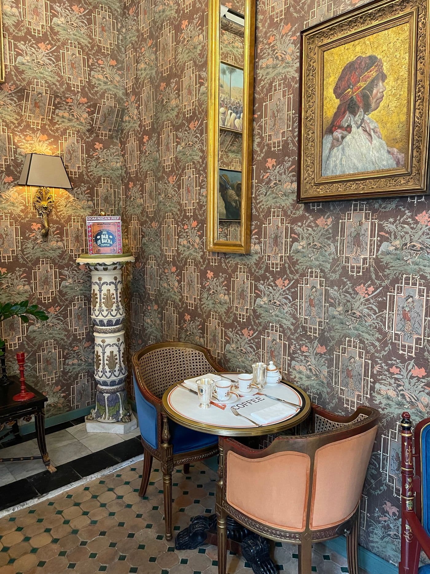 Café Bacha à Dar El Bacha, Marrakech, avec son décor raffiné d’inspiration marocaine et son atmosphère élégante