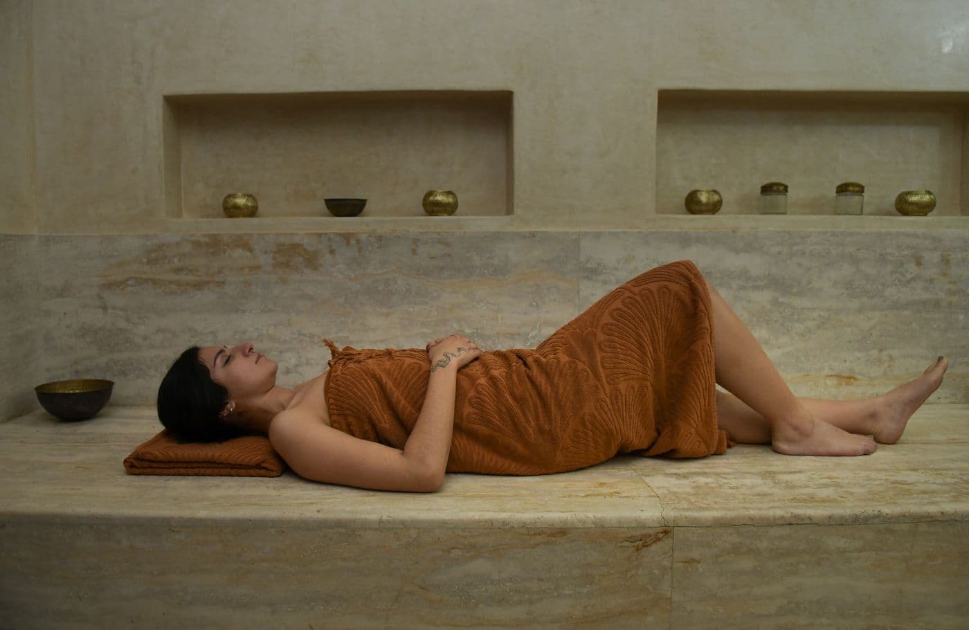 Femme allongée dans le hammam beldi traditionnel d’Eladâr, domaine privé dans l’Atlas près de Marrakech