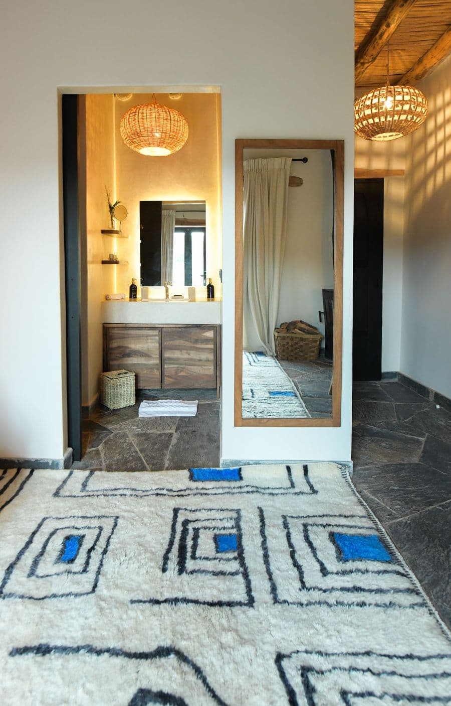 Salle de bain de la suite Aman à Eladâr, aux tonalités naturelles et bleues, dans l’Atlas près de Marrakech