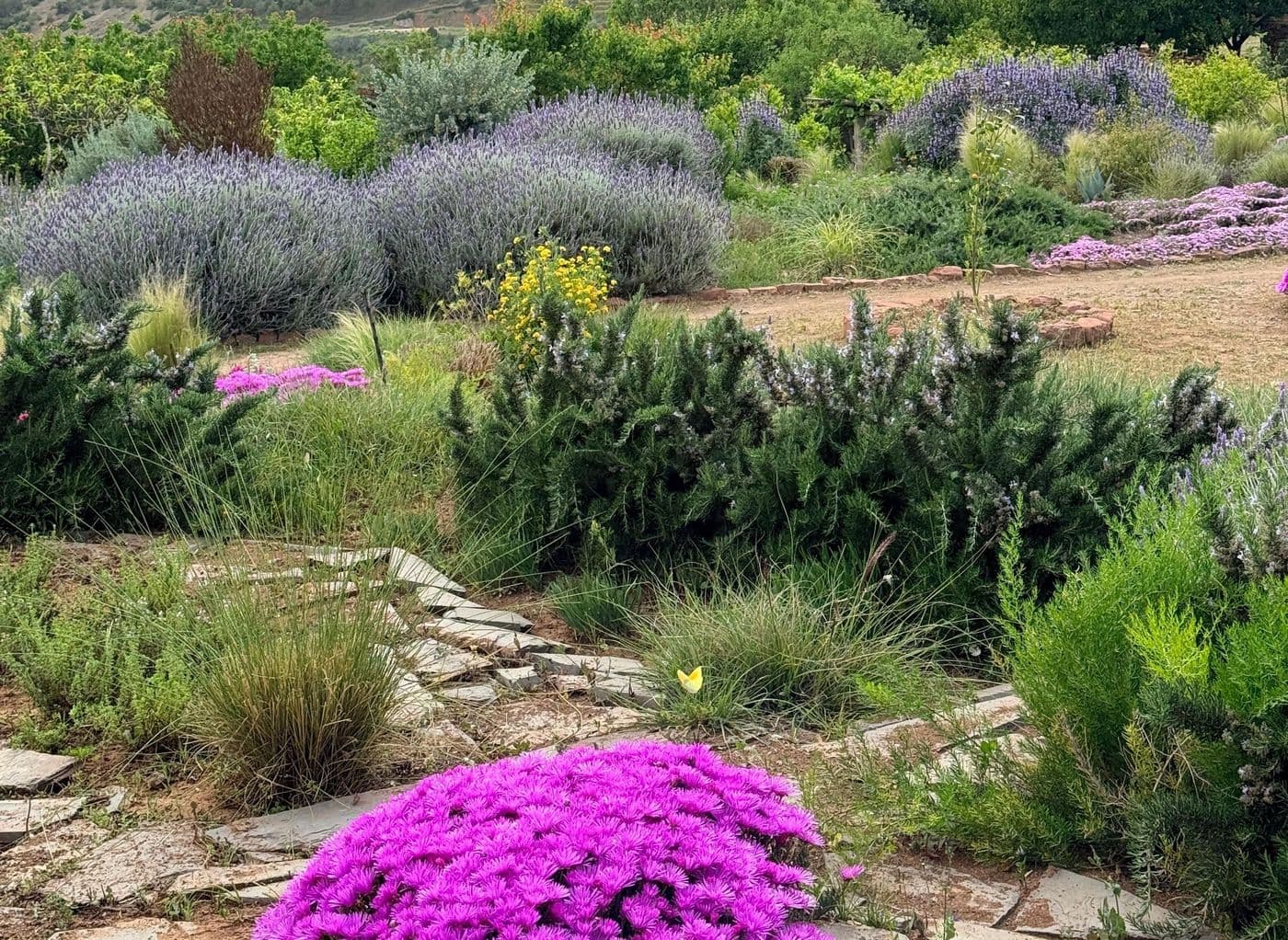 ALT : Jardins fleuris d’Eladâr au cœur du domaine dans l’Atlas près de Marrakech