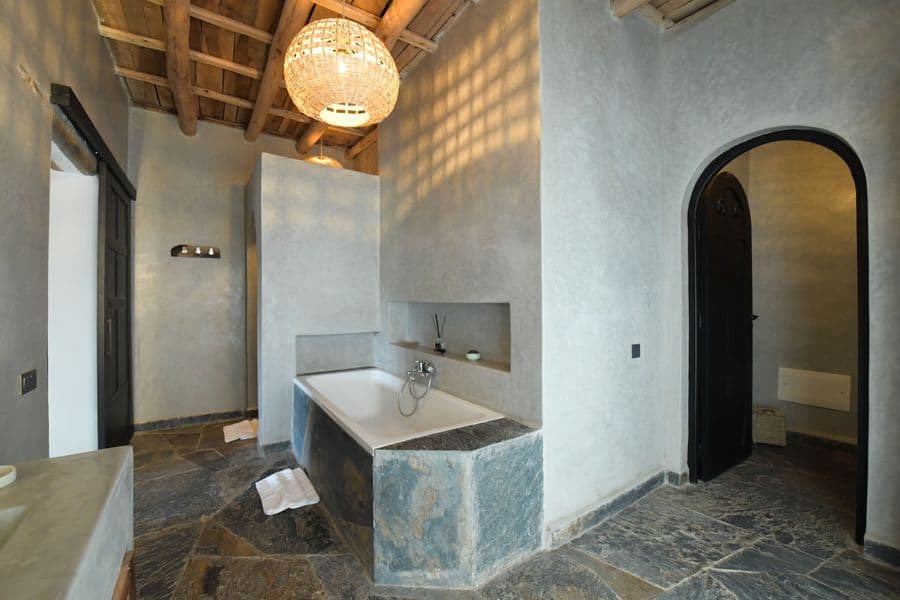 Salle de bain de la suite Nûra à Eladâr, domaine privé dans l’Atlas près de Marrakech