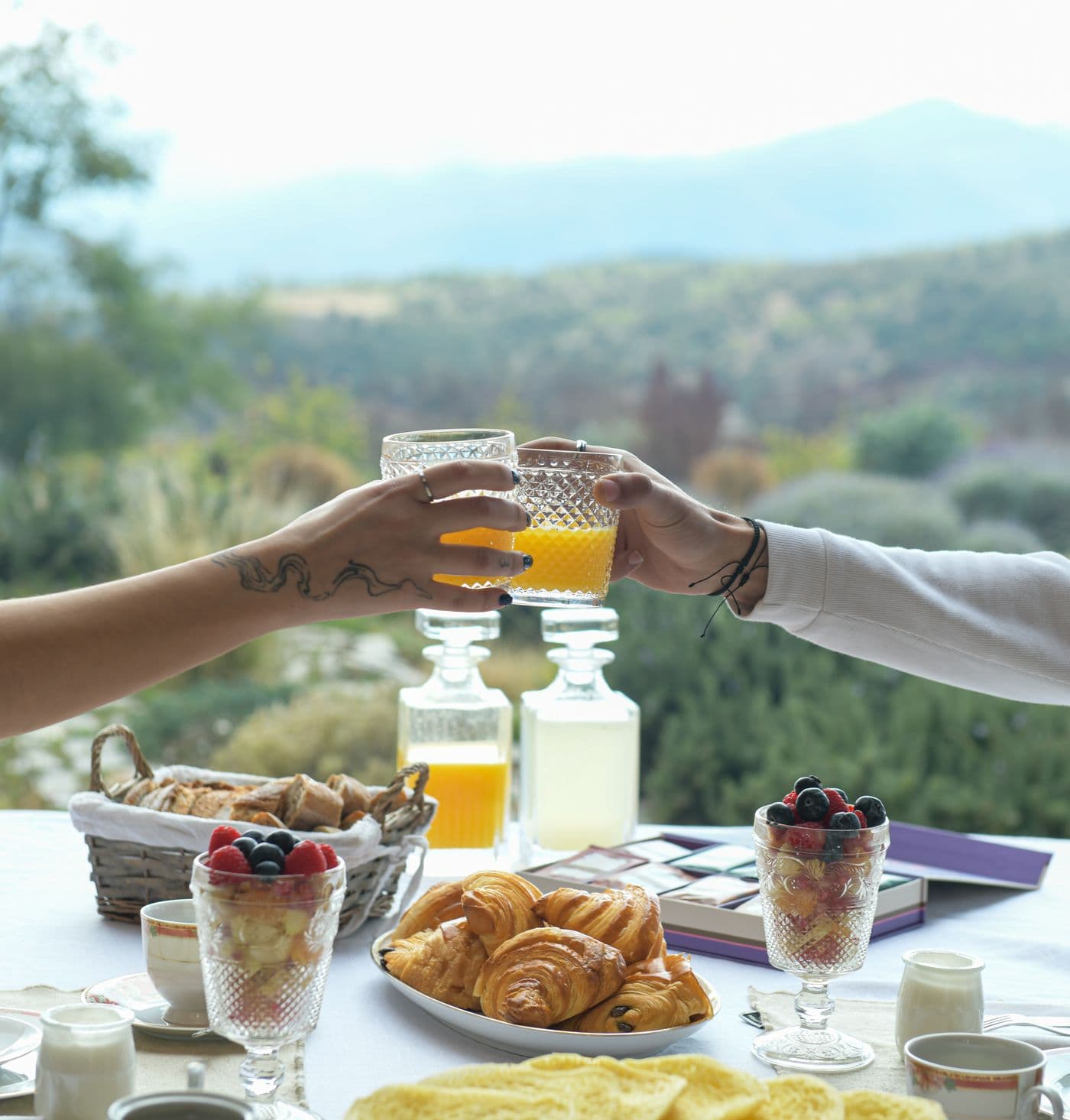 Table dressée sur la terrasse d’Eladâr avec vue sur les montagnes de l’Atlas près de Marrakech