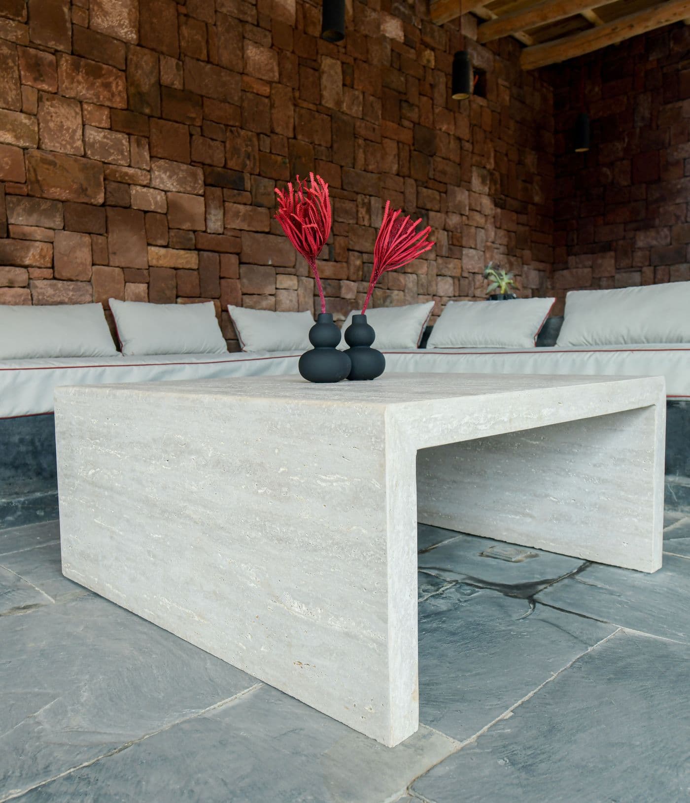 Détail de décoration du pool house d’Eladâr avec mobilier sur-mesure et matières naturelles
