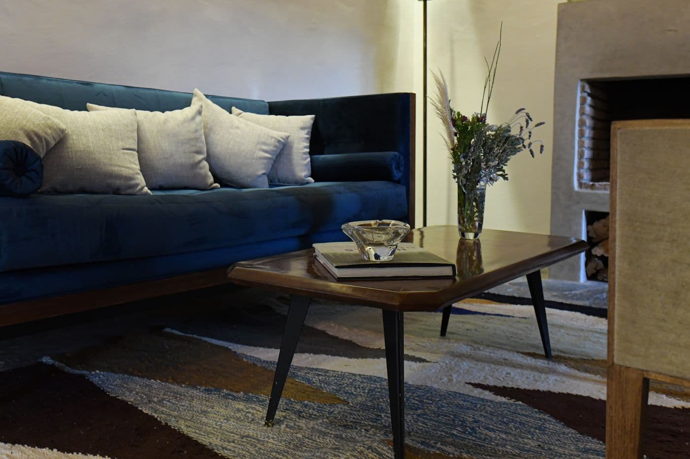 Détail de décoration intérieure du salon d’Eladâr, associant mobilier vintage, matières naturelles et artisanat marocain, dans un domaine privé près de Marrakech.