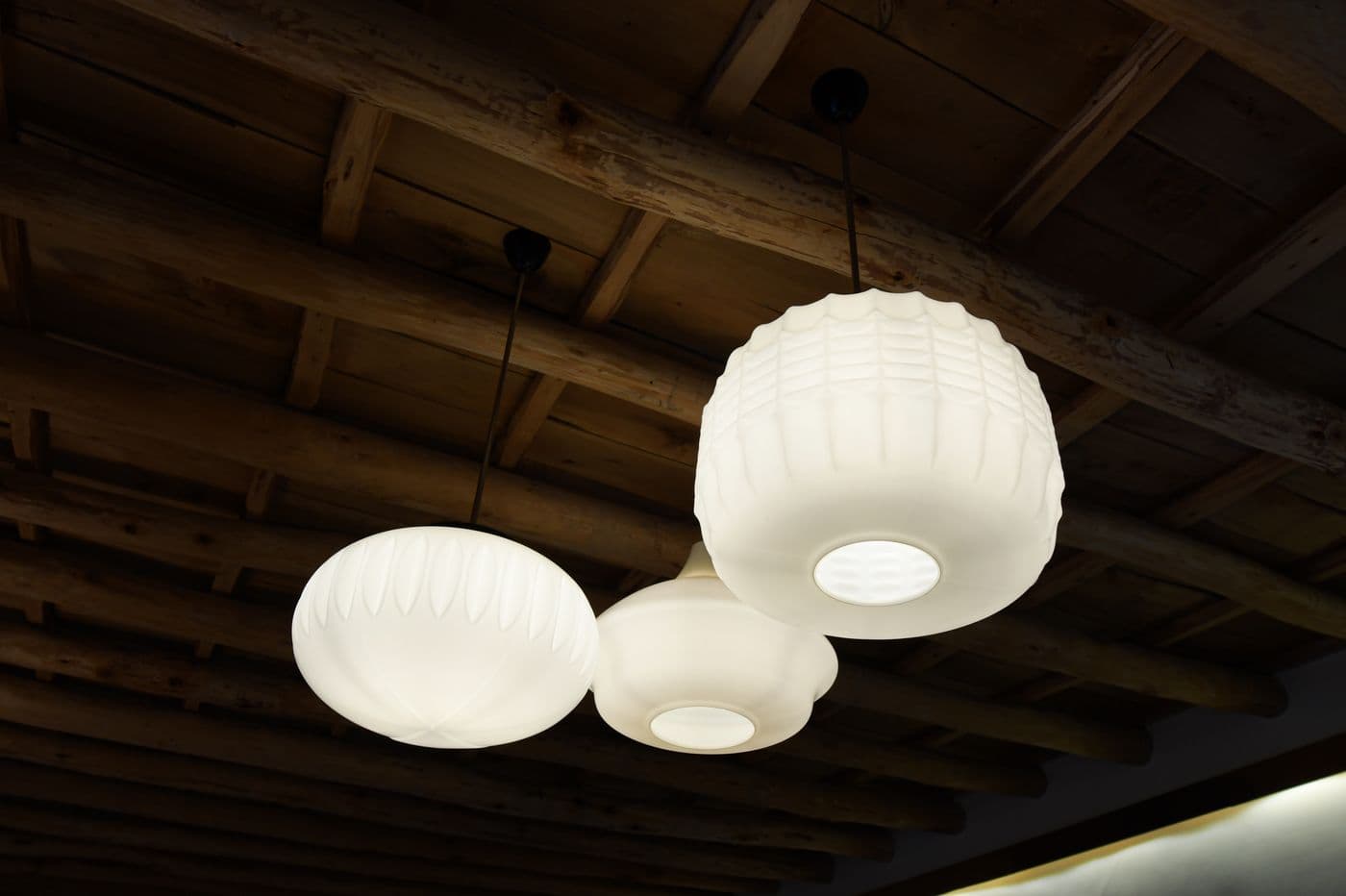 Luminaire vintage dans les espaces intérieurs d’Eladâr, élément de décoration au style singulier mêlant design contemporain et pièces anciennes, près de Marrakech.