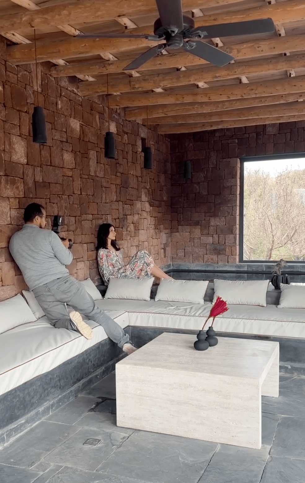 Architecture contemporaine en terre rouge du domaine Eladâr, décor pour shootings et tournages près de Marrakech.