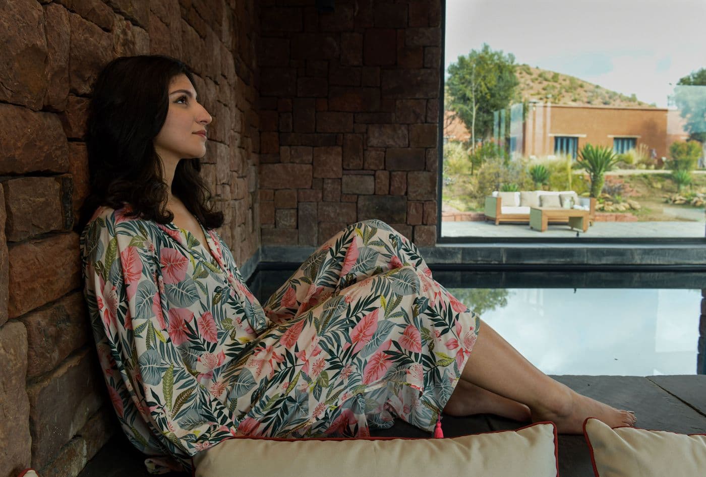 Femme dans la piscine intérieure du pool house d’Eladâr, domaine privé dans l’Atlas près de Marrakech