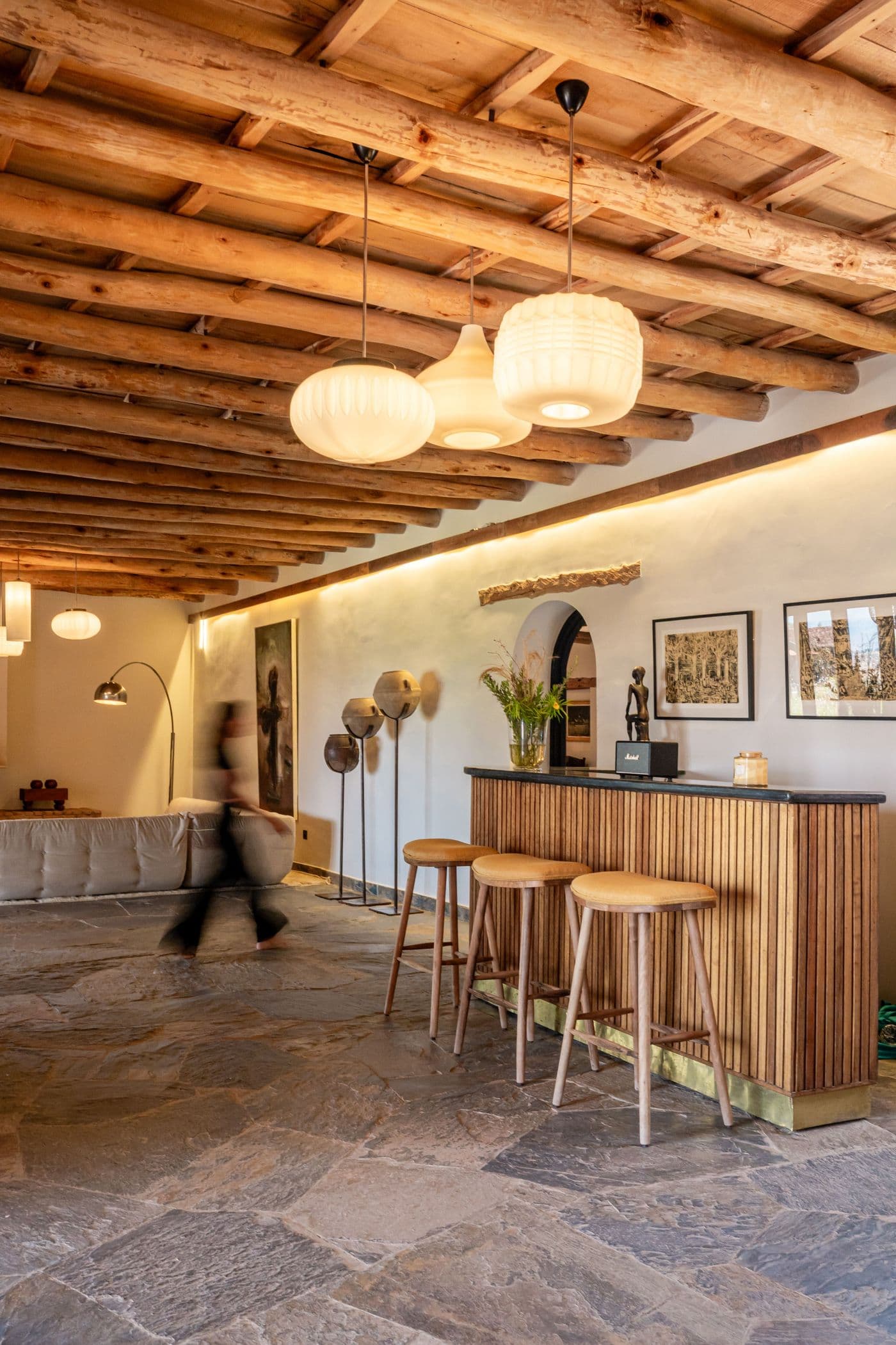 Femme dans le salon-bar éclairé du Domaine Eladâr