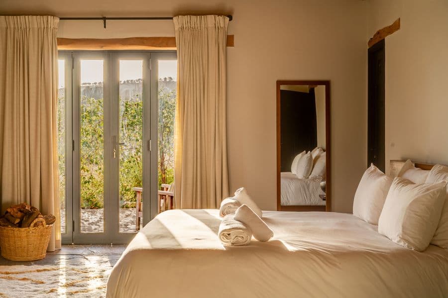 Chambre ouverte sur une terrasse et le jardin au Domaine Eladâr