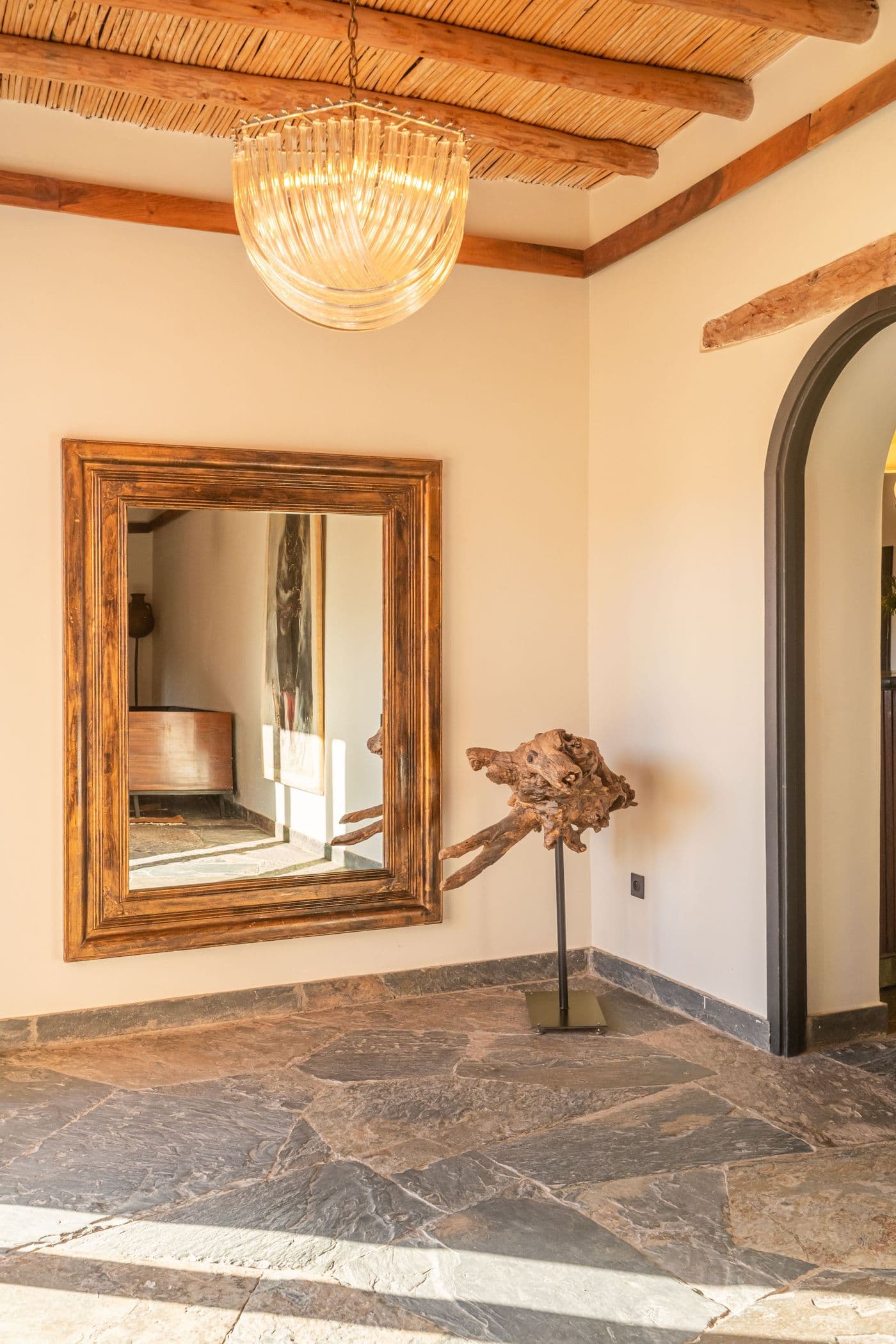Entrée intérieure décorée d’un miroir et d’une sculpture au Domaine Eladâr