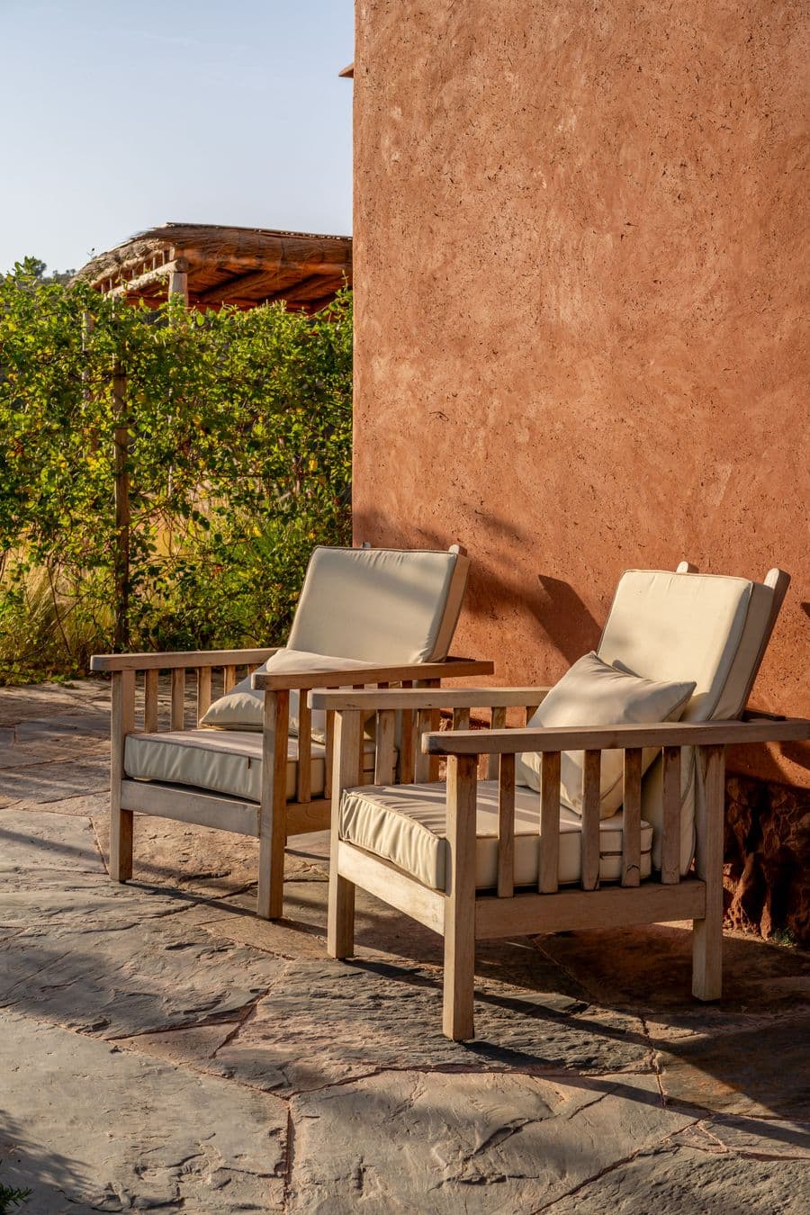 Fauteuils — terrasse, mur en pisé et vertical au Domaine Eladâr