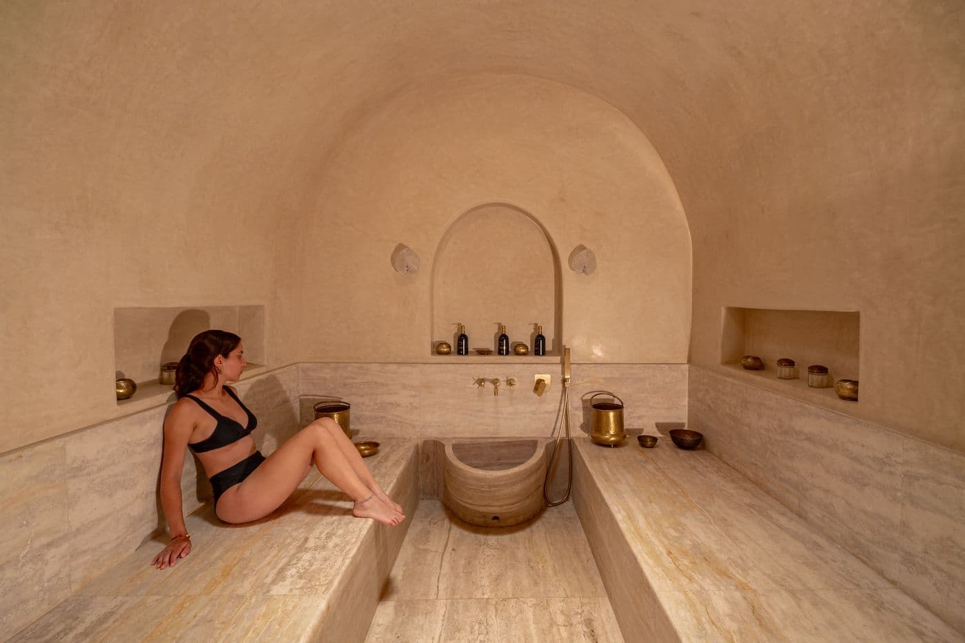 Hammam privé — femme assise au Domaine Eladâr