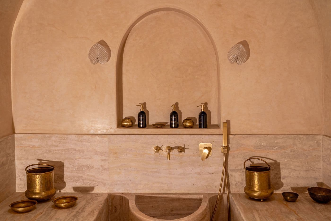 Hammam privé — robinetterie en laiton et détail au Domaine Eladâr