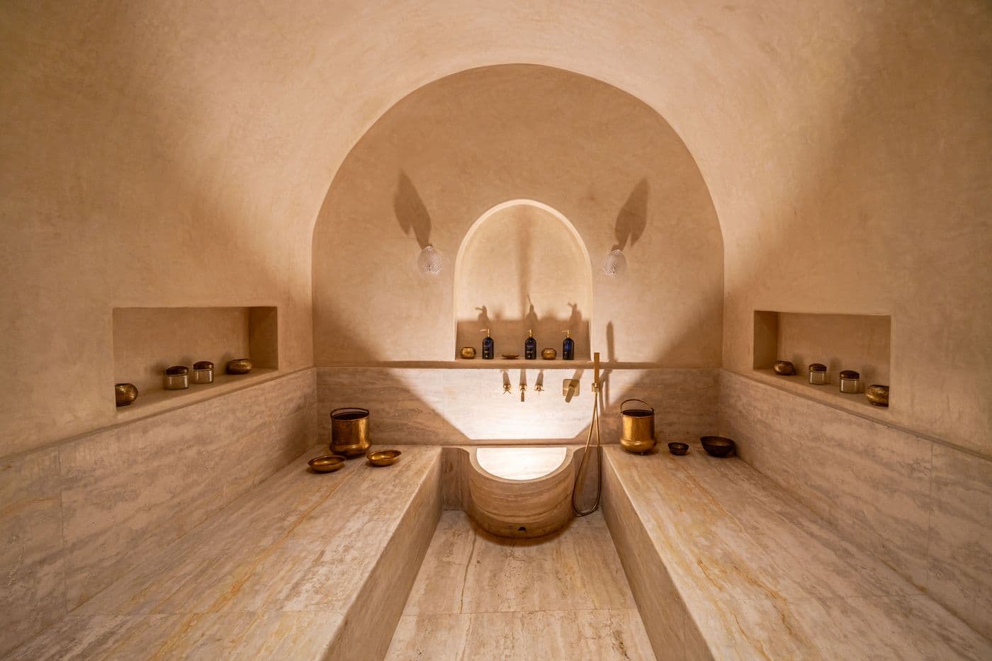 Hammam privé — voûte, banquettes et symétrie au Domaine Eladâr