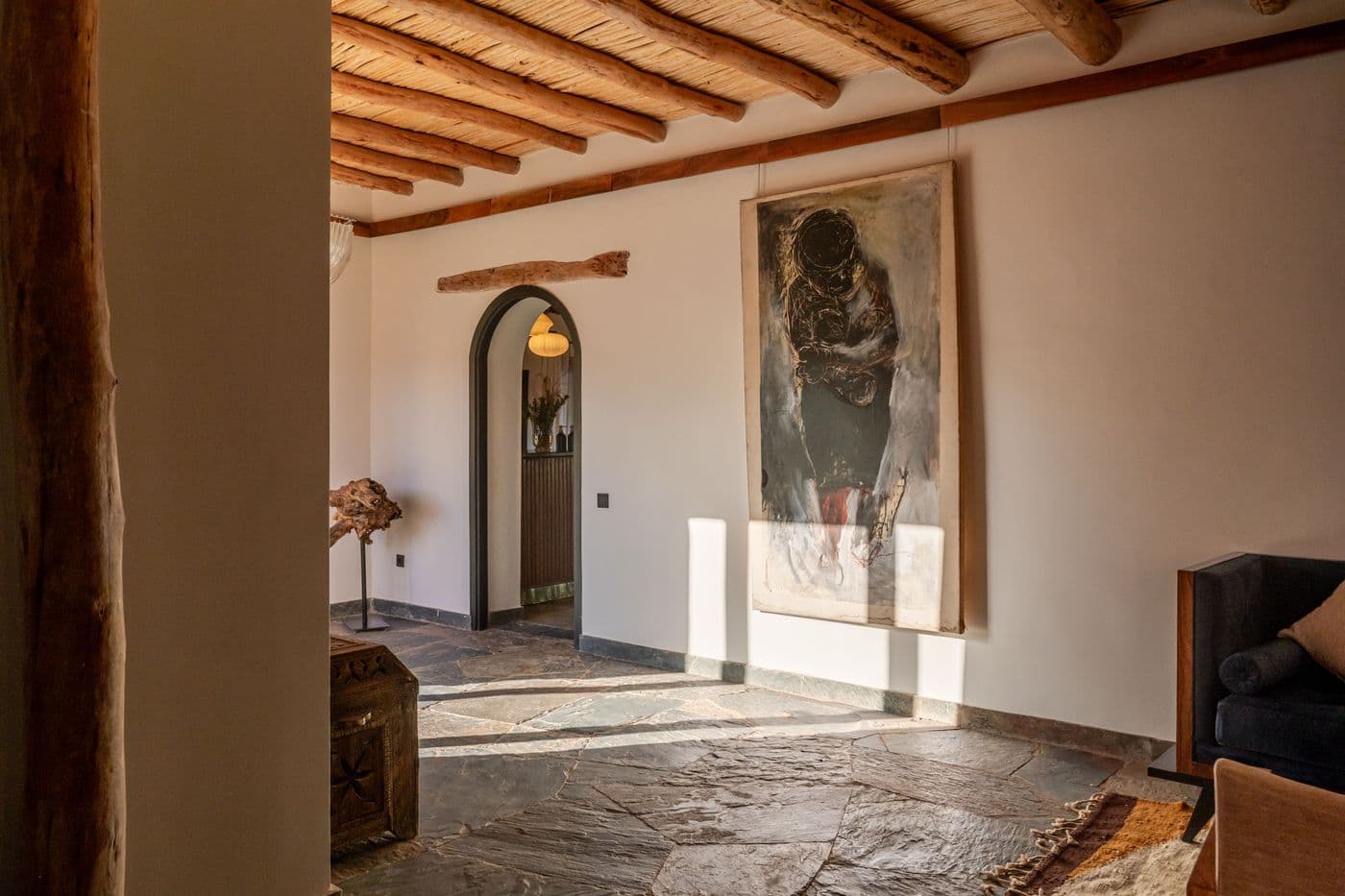 Intérieur — passage en arche et tableau au Domaine Eladâr