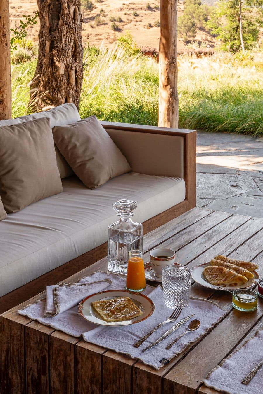 Petit-déjeuner en terrasse et salon, cadrage vertical au Domaine Eladâr