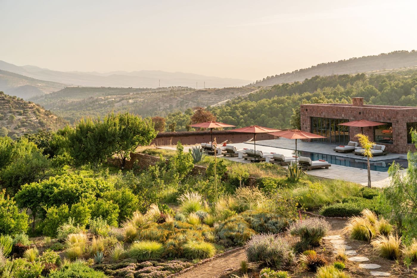 Piscine et jardin en vue panoramique au Domaine Eladâr