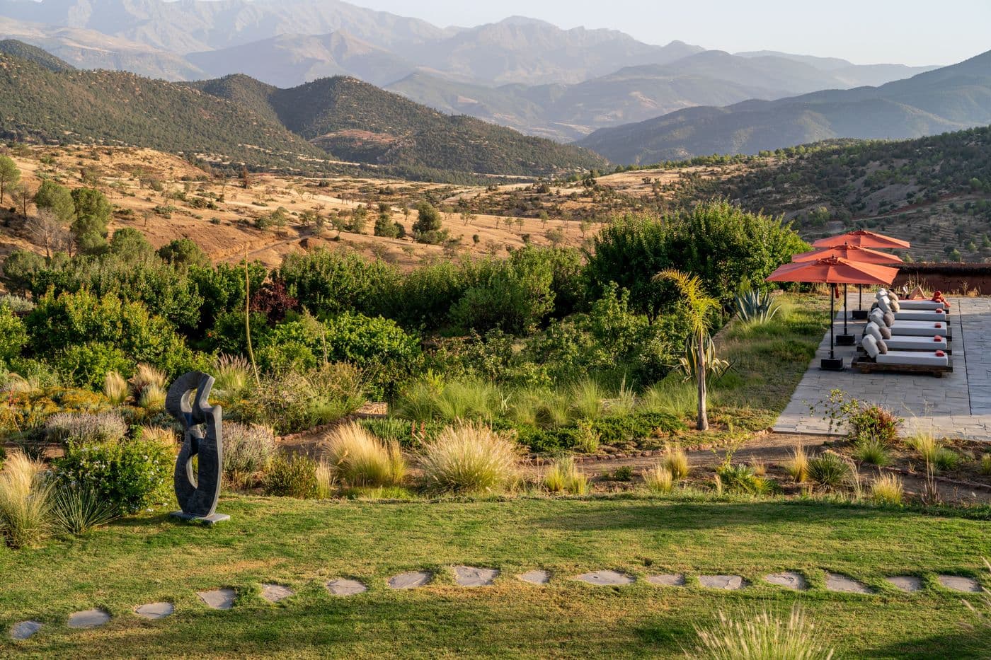 Piscine, transats et jardin avec vue sur l’Atlas au Domaine Eladâr