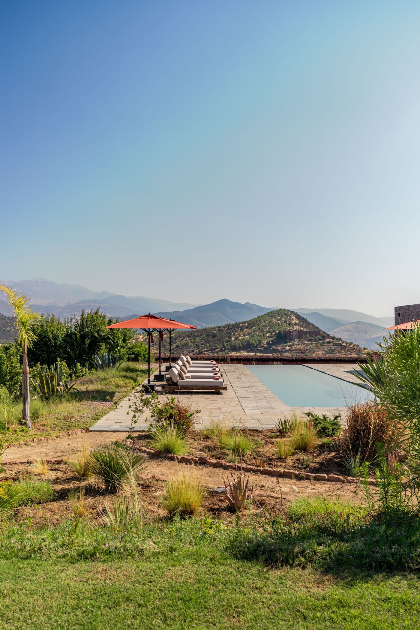 Piscine et transats avec vue sur l’Atlas au Domaine Eladâr