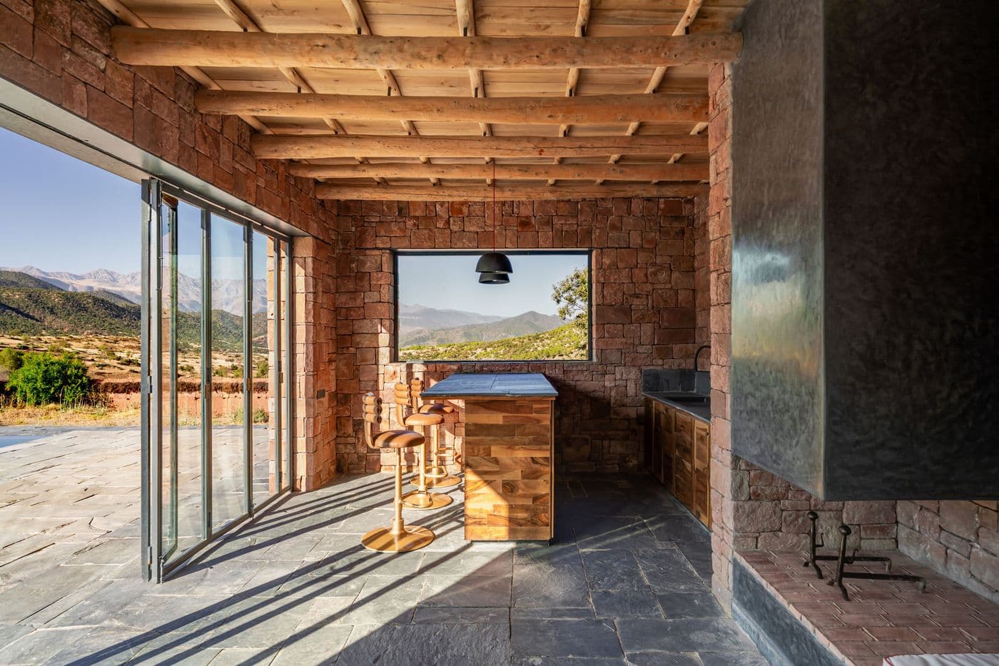 Pool house — cuisine et bar en vue panoramique au Domaine Eladâr