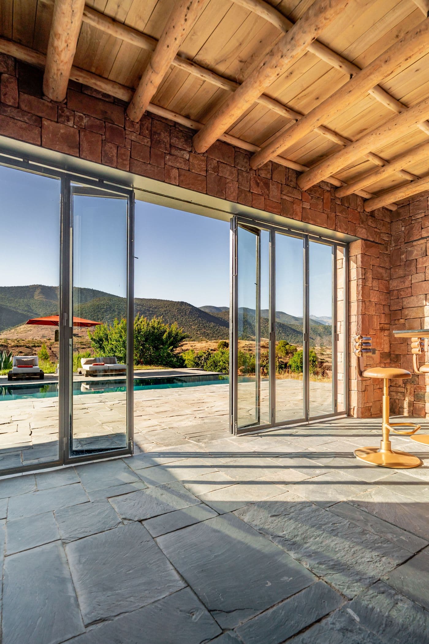 Pool house avec vue sur la piscine et l’Atlas, cadrage vertical au Domaine Eladâr