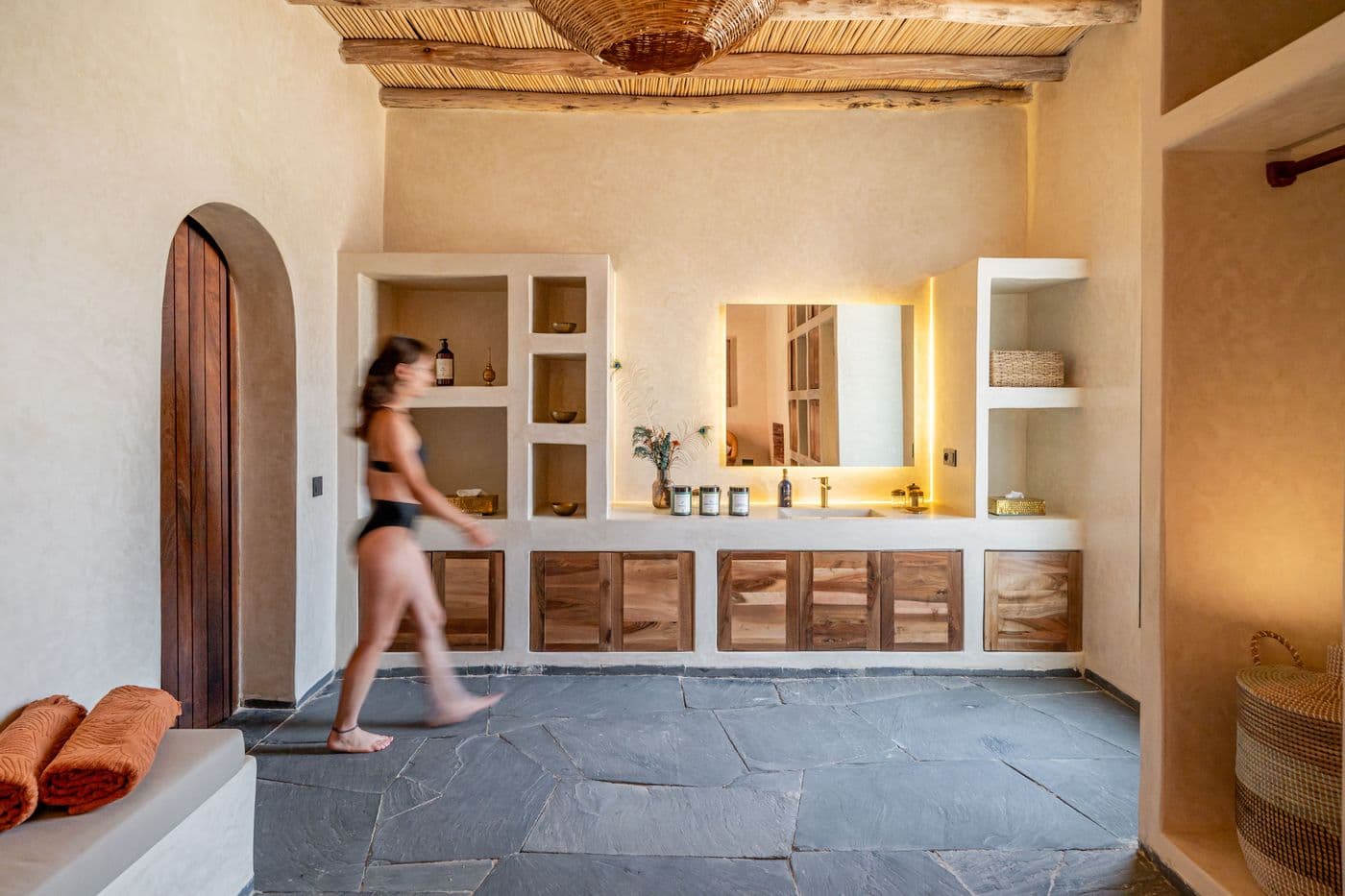 Salle de bains — vasque et femme au Domaine Eladâr