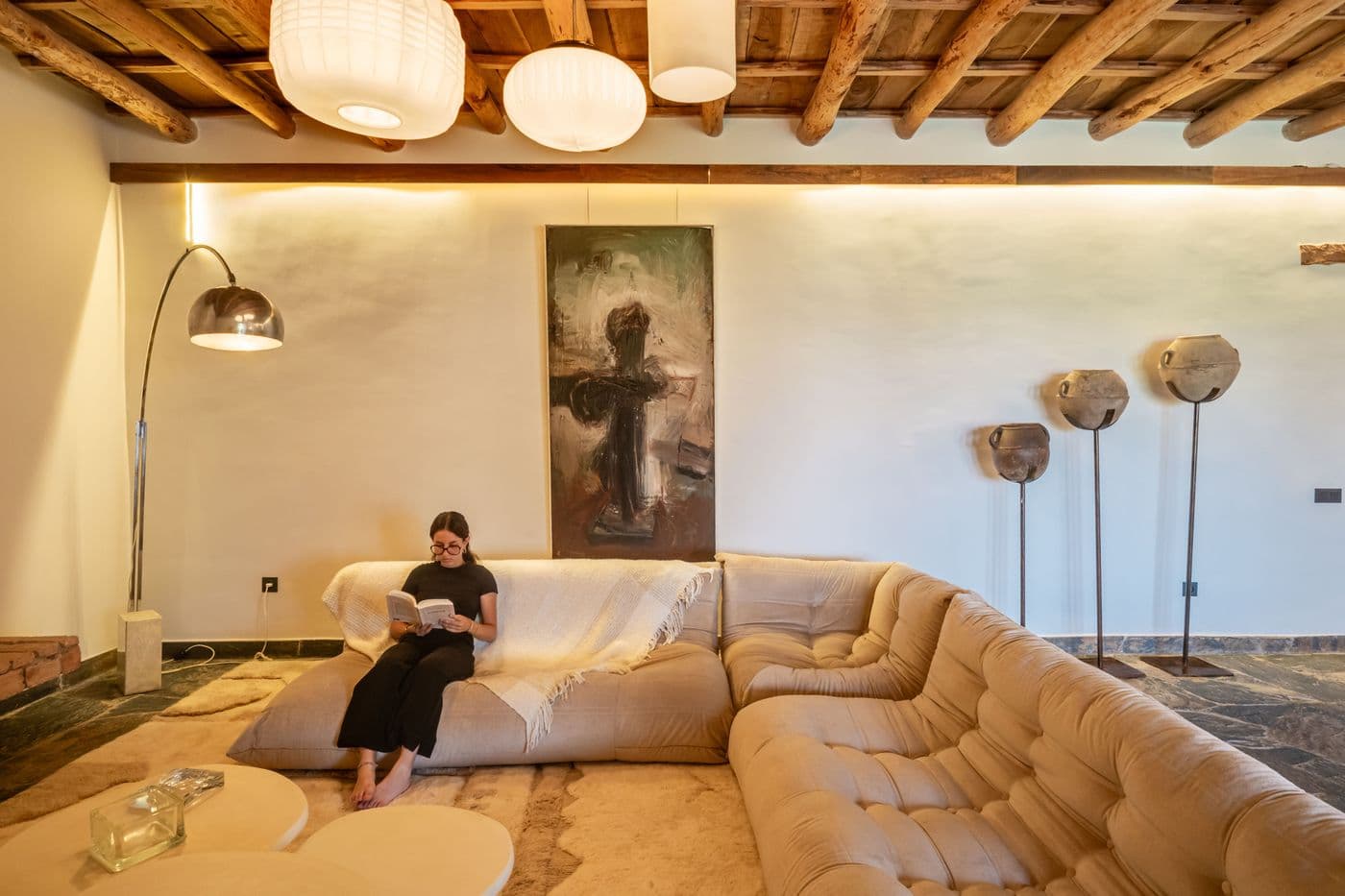 Femme dans l’espace de lecture près du canapé au Domaine Eladâr