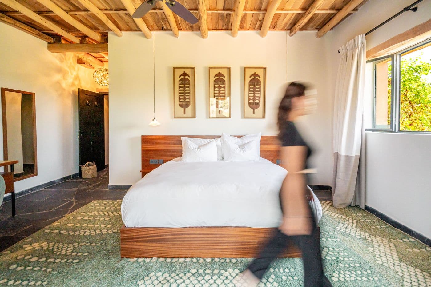 Vue générale d’une suite pendant le service en chambre au Domaine Eladâr