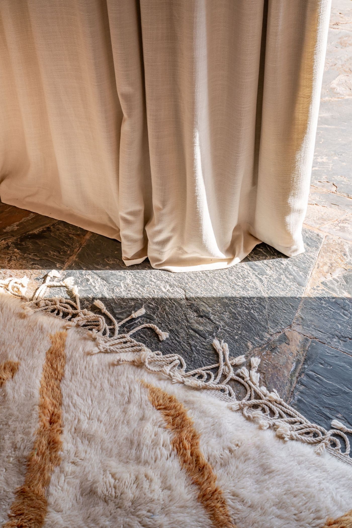 Tapis et rideaux de la suite parentale au Domaine Eladâr