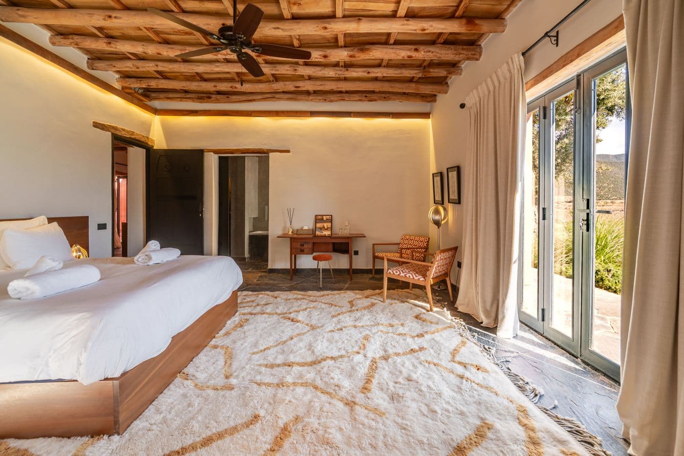 Vue panoramique de la chambre parentale au Domaine Eladâr