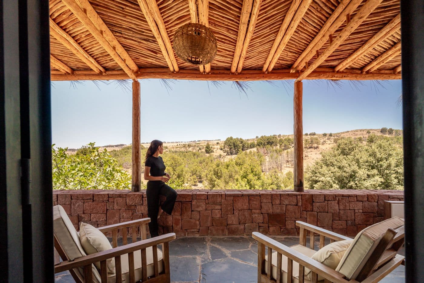 Salon de terrasse d’une suite avec vue sur les collines au Domaine Eladâr