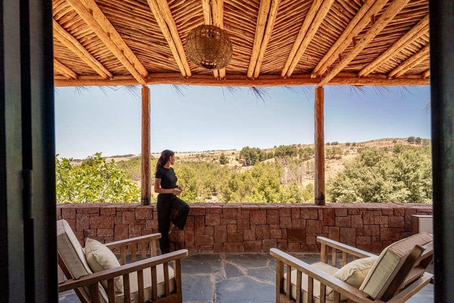 Salon de terrasse d’une suite avec vue sur les collines au Domaine Eladâr