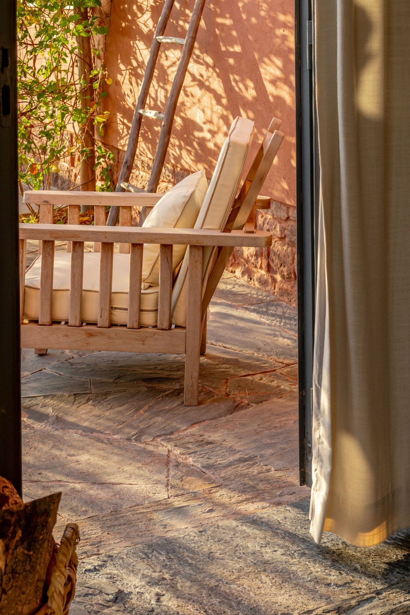 Fauteuils en bois sur la terrasse d’une suite au Domaine Eladâr