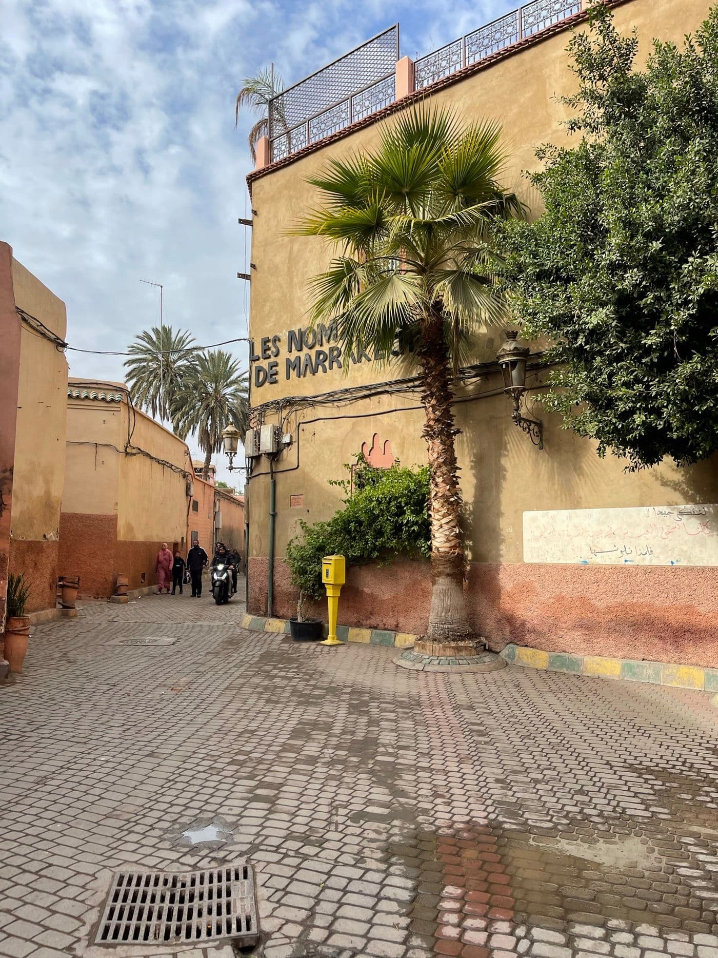 Ruelle traditionnelle de la médina de Marrakech, bordée de murs ocre et d’architecture marocaine