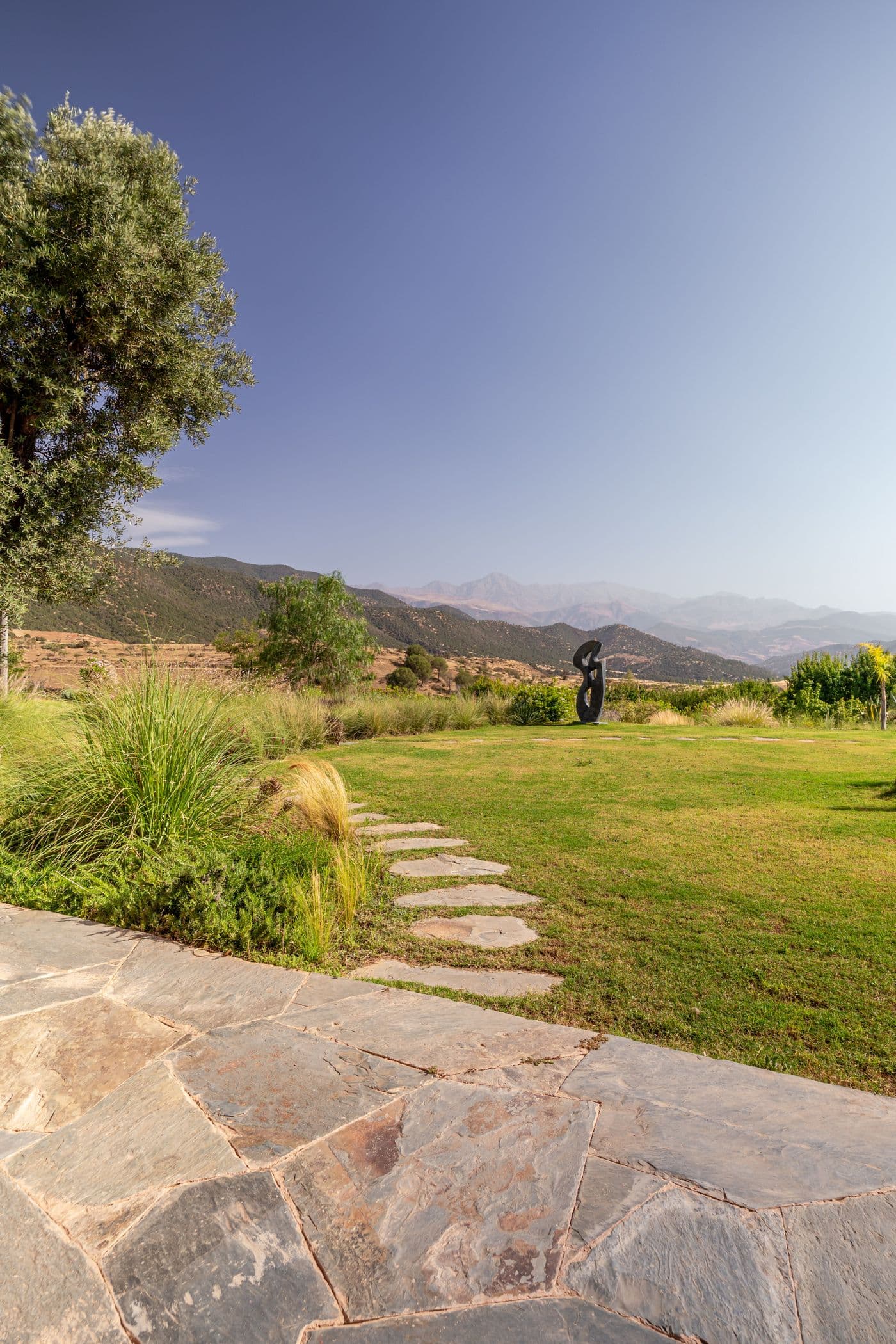 Jardin avec vue sur les montagnes de l’Atlas au Domaine Eladâr