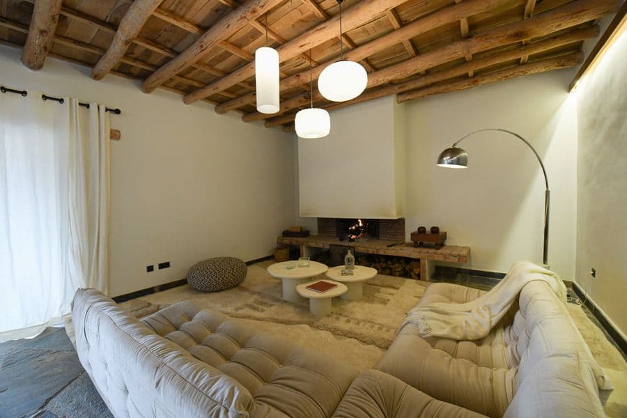 Salon d’Eladâr avec mobilier vintage chiné et cheminée, dans l’Atlas près de Marrakech