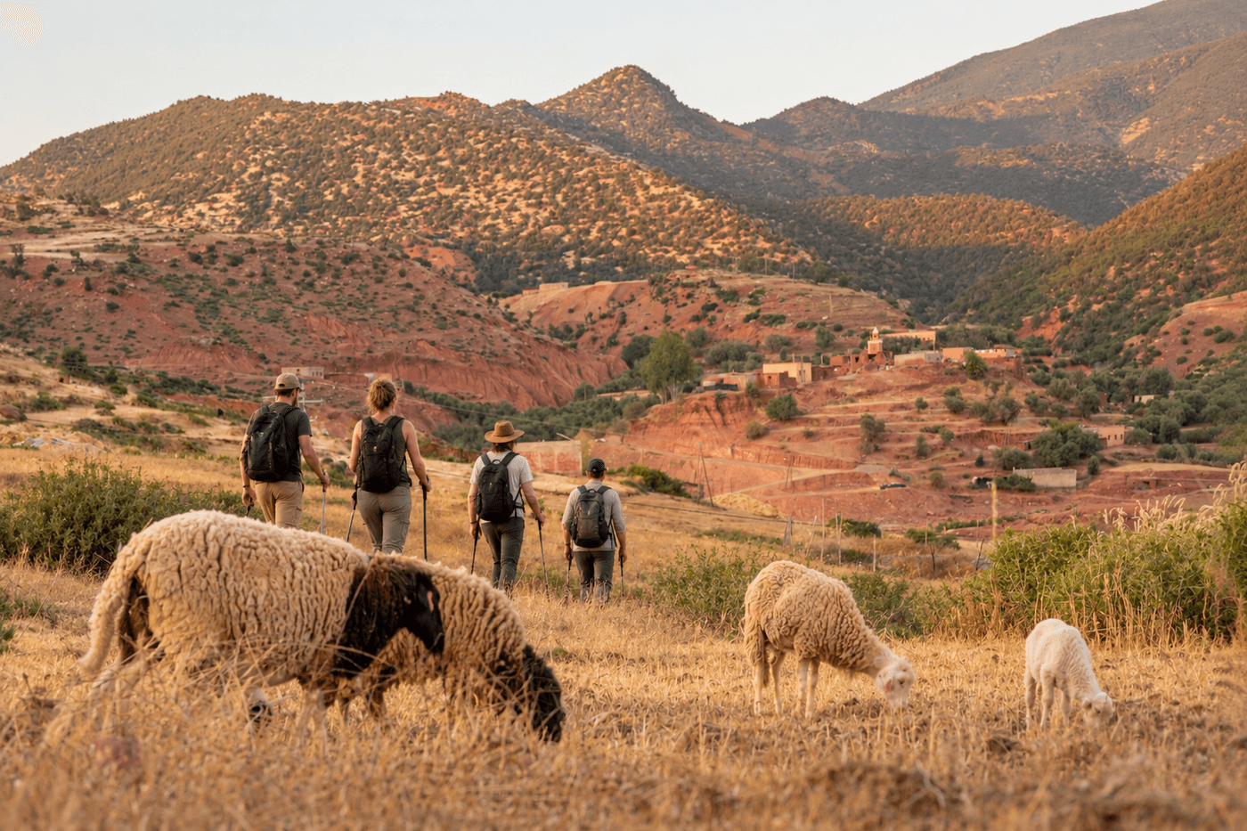 Panorama des montagnes de l’Atlas, randonneurs à pied dans les chemins autour d'Eladâr