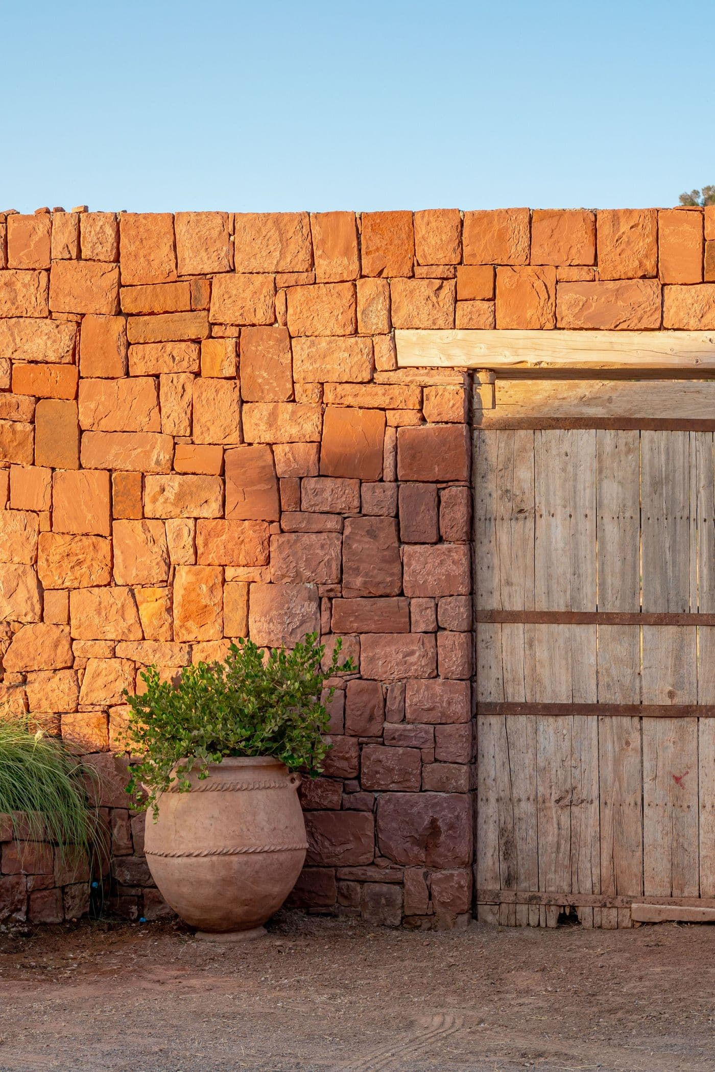 Mur en pierre, portail en bois et jarre du Domaine Eladâr