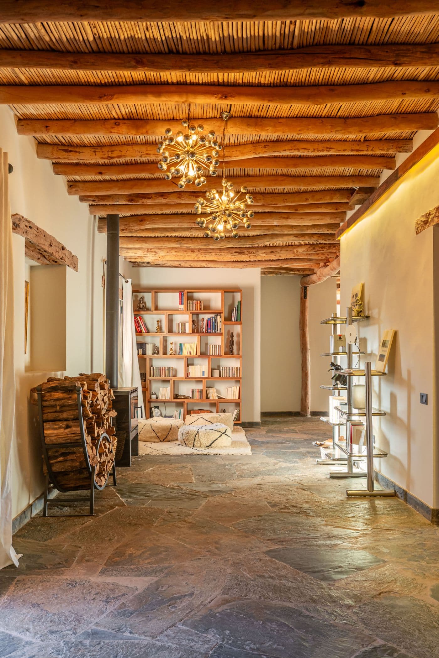 Vue verticale du couloir de la bibliothèque et de son plafond en bois au Domaine Eladâr