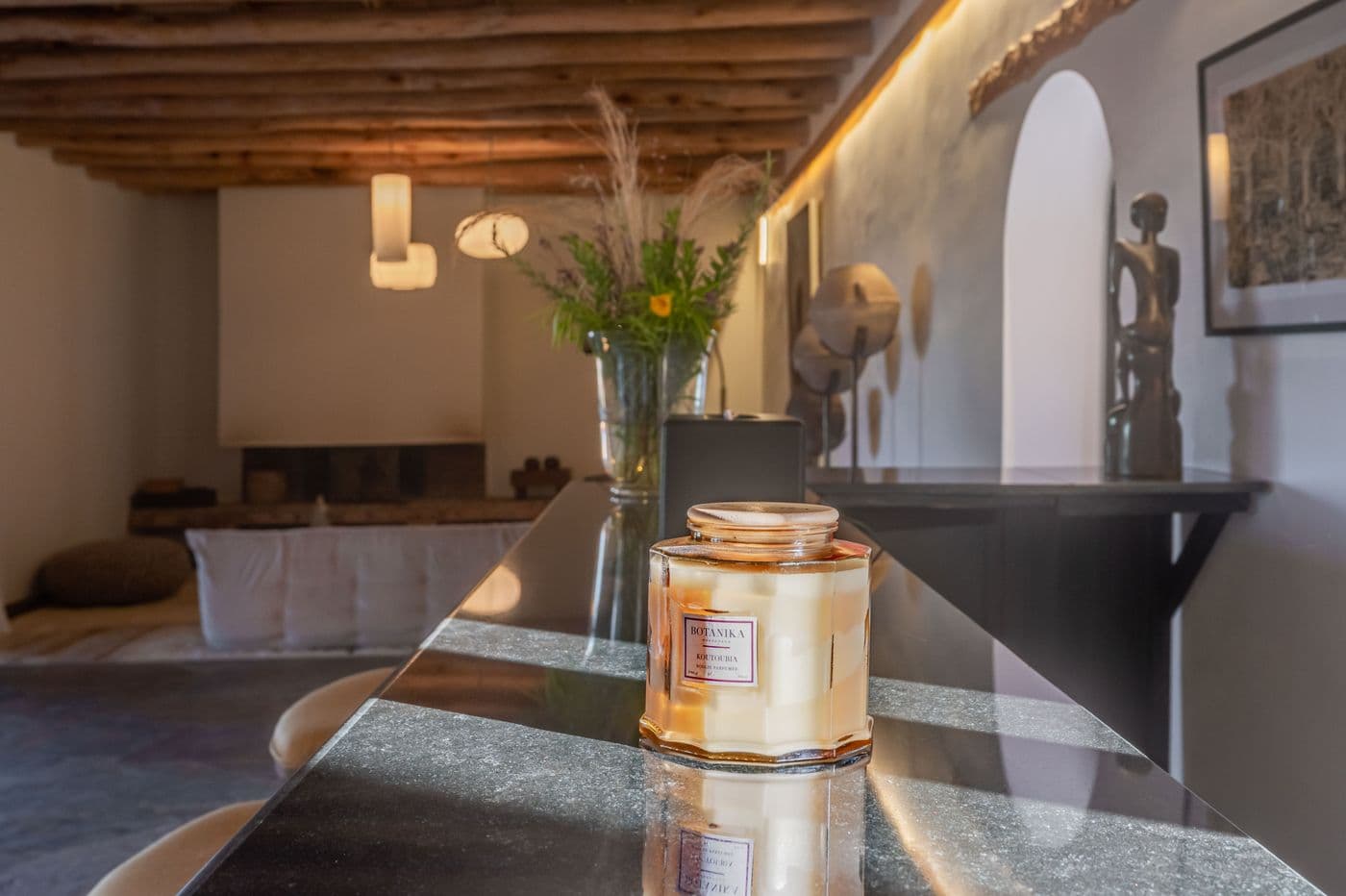 Console, bougie et décoration dans le salon intérieur au Domaine Eladâr