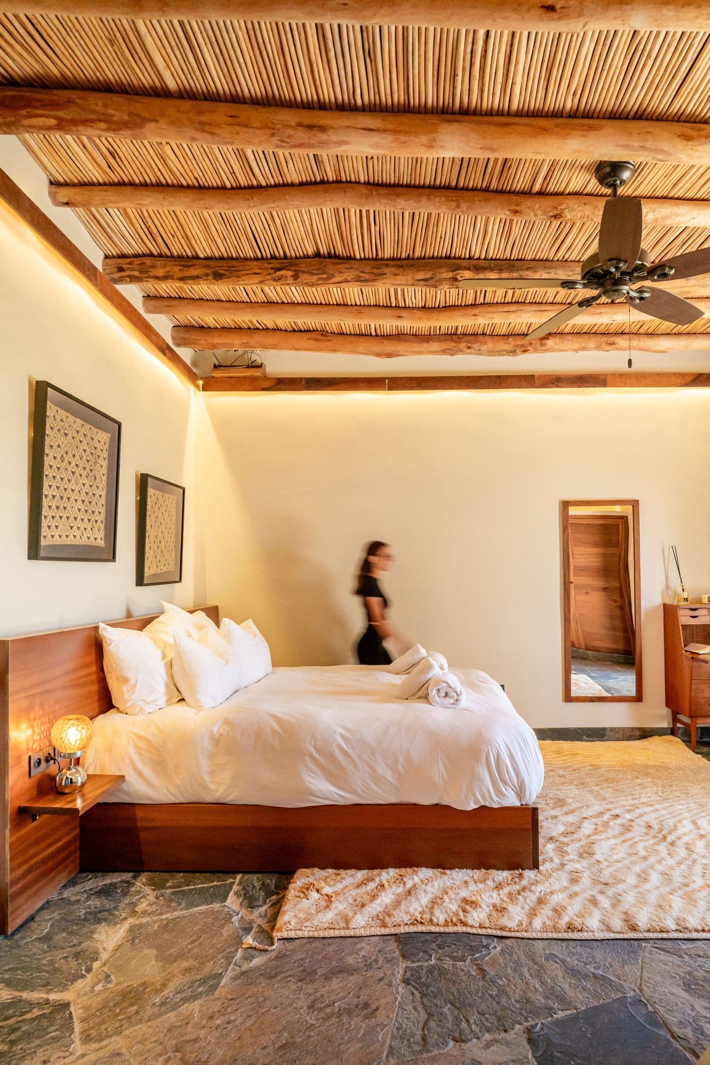 Vue latérale d’une suite pendant le service en chambre au Domaine Eladâr
