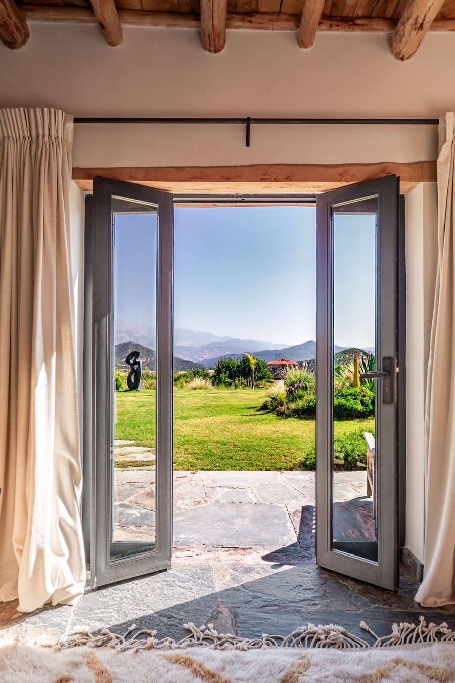Portes ouvertes de la suite parentale avec vue sur le jardin au Domaine Eladâr
