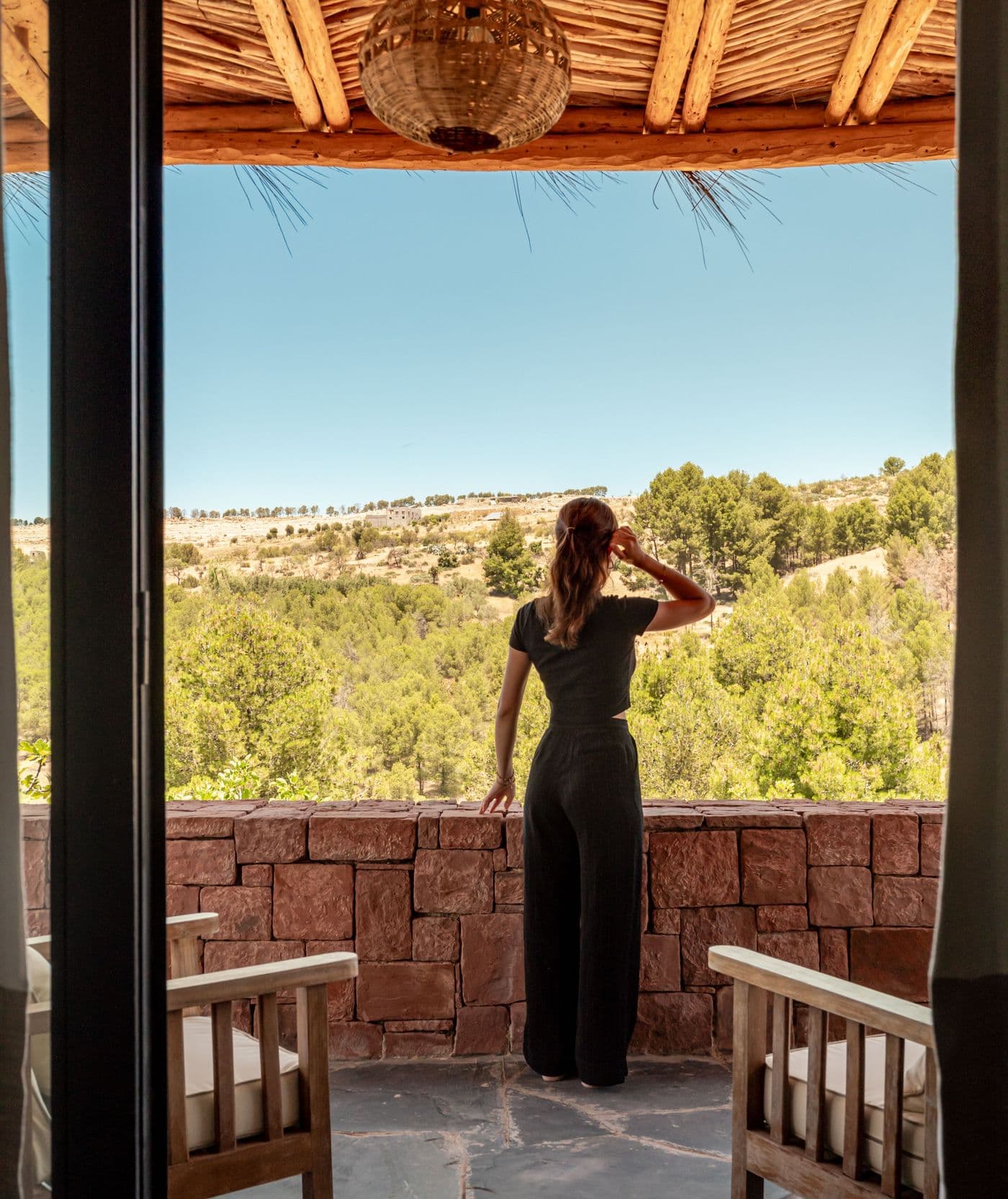 Femme sur une terrasse d’Eladâr, domaine privé avec vue sur les montagnes de l’Atlas près de Marrakech