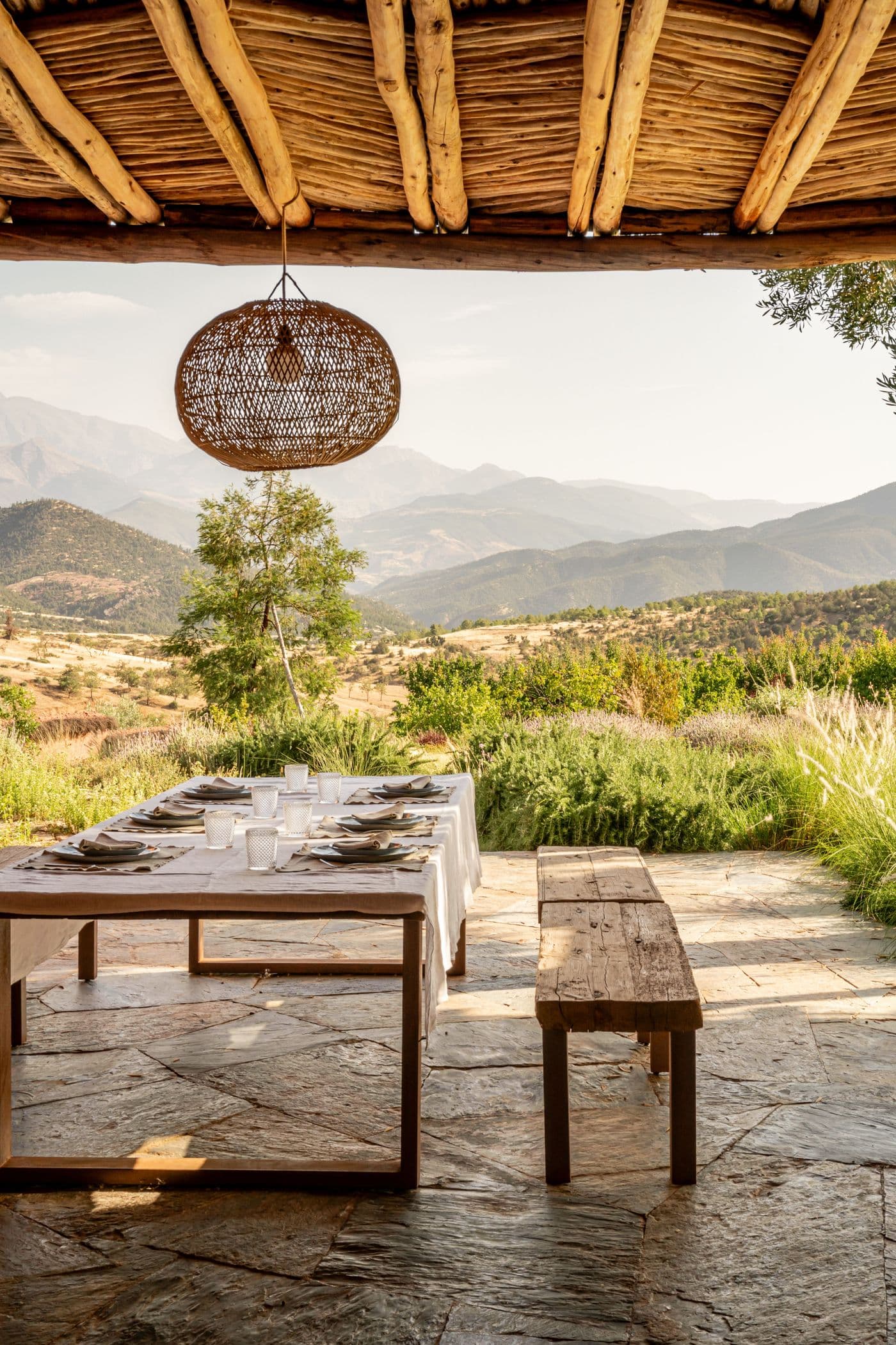 Table de repas sur une terrasse couverte avec vue sur l’Atlas au Domaine Eladâr