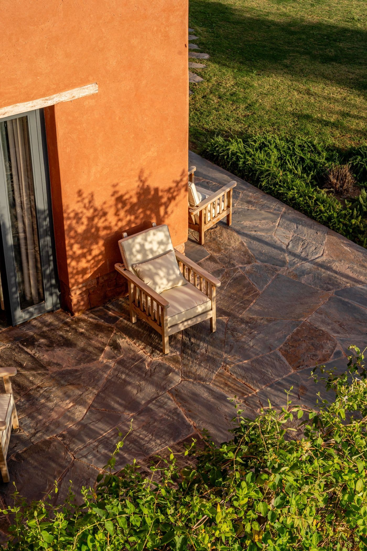 Fauteuils de terrasse en vue plongeante au Domaine Eladâr