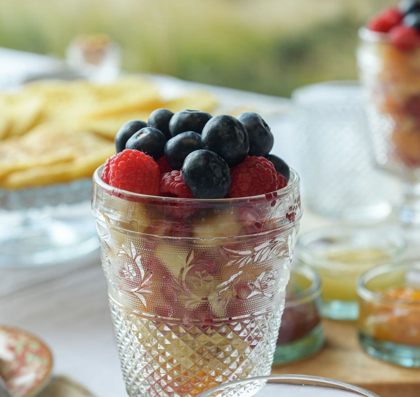 Salade de fruits frais de saison préparée avec les fruits du verger d’Eladâr près de Marrakech